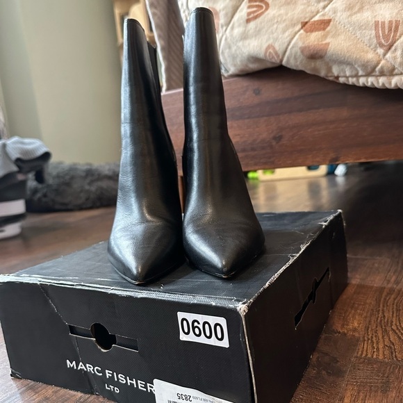 Marc Fisher | Women's Garliss Chelsea Boot - Picture 5 of 11